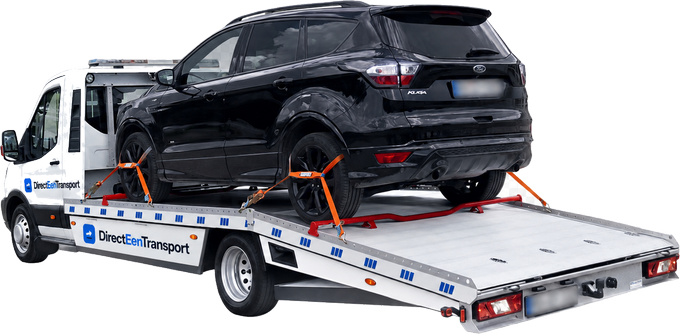 Personenauto op een oprijwagen